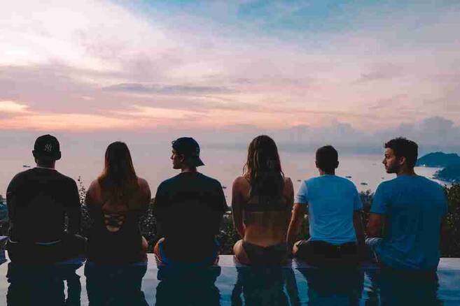 她的歌声里藏着多少草原与银幕的密码？