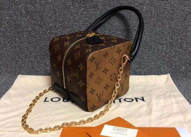 “服装需兼具优雅与移动性：一览Chanel经典外套款式的背后故事”